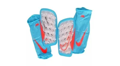 Védők felszerelése: Sípcsontvédők, kesztyűk és további alapdarabok